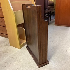 12/25まで店頭商品一部を除き半額クリスマスSALE!!開催中　イ2512-169 カリモク マガジンラック スリッパ ラック オールドカリモク 鋲打ち ヴィンテージ アンティーク キズ汚れ有り の画像