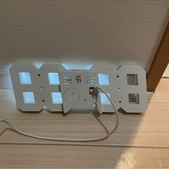 デジタル時計　白　ゲーミングデスクの画像