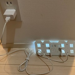 デジタル時計　白　ゲーミングデスクの画像