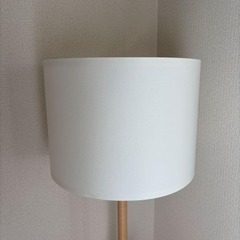 IKEA LAUTERS 木製トライポッドフロアスタンドライト おしゃれの画像