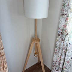 IKEA LAUTERS 木製トライポッドフロアスタンドライト おしゃれの画像