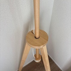 IKEA LAUTERS 木製トライポッドフロアスタンドライト おしゃれの画像