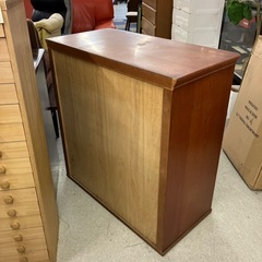 12/25まで店頭商品一部を除き半額クリスマスSALE!!開催中　イ2512-170 昭和レトロ 木製 下駄箱 靴箱 引き戸タイプ キズ汚れ有りの画像