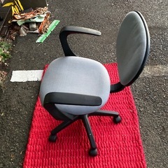 グレーのファブリック製オフィスチェアの画像