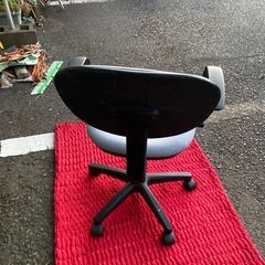 グレーのファブリック製オフィスチェアの画像