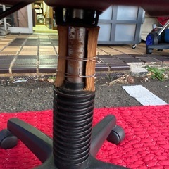 グレーのファブリック製オフィスチェアの画像