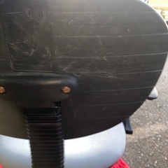 グレーのファブリック製オフィスチェアの画像