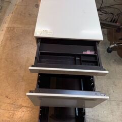 スチールオフィスワゴン／キャビネットワゴン　ホワイト （鍵付き・キャスター付き／在庫6台）の画像