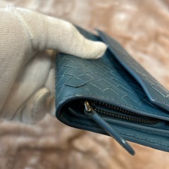 BOTTEGA VENETAボッテガヴェネタロングウォレットフラップ式二つ折り長財布 二つ折り財布 折財布 さいふ サイフボッテガベネタ小銭入れ有 小銭入れアリ 小銭入れあり小銭入れ付きブルー青色系 青緑色系 イントレチャートレザー　本革　牛革 イタリア製の画像
