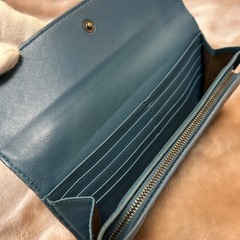 BOTTEGA VENETAボッテガヴェネタロングウォレットフラップ式二つ折り長財布 二つ折り財布 折財布 さいふ サイフボッテガベネタ小銭入れ有 小銭入れアリ 小銭入れあり小銭入れ付きブルー青色系 青緑色系 イントレチャートレザー　本革　牛革 イタリア製の画像