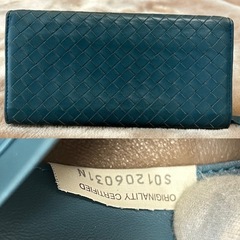 BOTTEGA VENETAボッテガヴェネタロングウォレットフラップ式二つ折り長財布 二つ折り財布 折財布 さいふ サイフボッテガベネタ小銭入れ有 小銭入れアリ 小銭入れあり小銭入れ付きブルー青色系 青緑色系 イントレチャートレザー　本革　牛革 イタリア製の画像