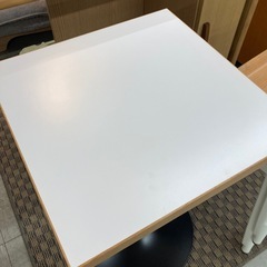 カフェテーブルの画像