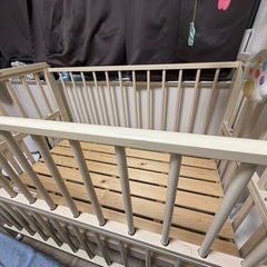 familiarベビーベッド、くまのプーさんへんしんメリー2つ、他の画像