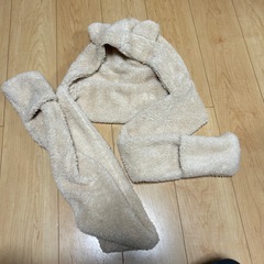 帽子とマフラーと手袋が一体になったもの①の画像