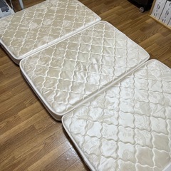 【本日22時まで受付】折りたたみシングルマットレス　白の画像