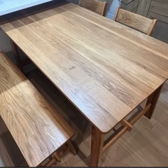 LOWYAダイニングテーブルセットの画像