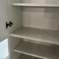 店内10%OFF中‼️お買い得✨チェスト収納棚キャビネット隙間収納幅59.3cm奥行き30.1cm高さ179.2cmシミ•汚れあり💦クリーム色の画像