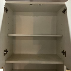 店内10%OFF中‼️お買い得✨チェスト収納棚キャビネット隙間収納幅59.3cm奥行き30.1cm高さ179.2cmシミ•汚れあり💦クリーム色の画像