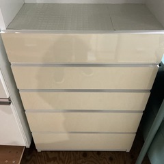 店内10%OFF中‼️お買い得✨チェスト収納棚キャビネット隙間収納幅59.3cm奥行き30.1cm高さ179.2cmシミ•汚れあり💦クリーム色の画像