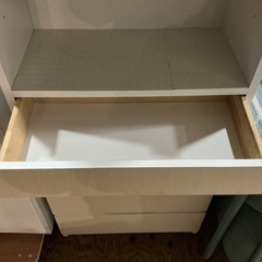 店内10%OFF中‼️お買い得✨チェスト収納棚キャビネット隙間収納幅59.3cm奥行き30.1cm高さ179.2cmシミ•汚れあり💦クリーム色の画像