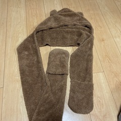 帽子とマフラーと手袋が一体になったもの②の画像
