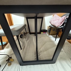 机と長椅子の画像