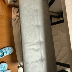 机と長椅子の画像