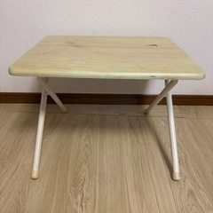 折りたたみテーブルの画像