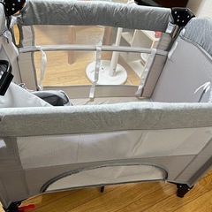折りたたみベビーベッド の画像
