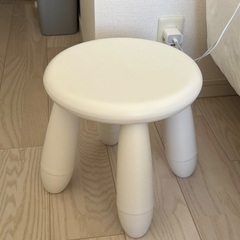 【無料】IKEA 子ども用チェア／スツール（ホワイト）の画像