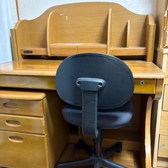 学習机2台と洋服タンスの画像