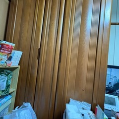 学習机2台と洋服タンスの画像