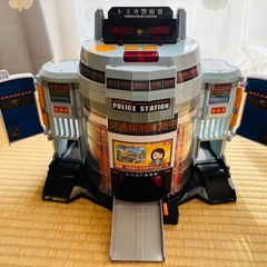 トミカ ぐるっと変形！DXポリスステーションの画像