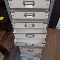 硬質パルプ9段チェスト　定価16,499円　キャスター付き　ホワイト　書類ケース　キャビネット　レターケース　サイズ（約）幅31×奥35×高113　　■近隣配送無料 買取GO‼　栄和店の画像
