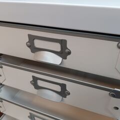 硬質パルプ9段チェスト　定価16,499円　キャスター付き　ホワイト　書類ケース　キャビネット　レターケース　サイズ（約）幅31×奥35×高113　　■近隣配送無料 買取GO‼　栄和店の画像