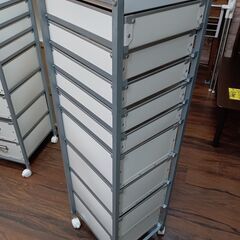 硬質パルプ9段チェスト　定価16,499円　キャスター付き　ホワイト　書類ケース　キャビネット　レターケース　サイズ（約）幅31×奥35×高113　　■近隣配送無料 買取GO‼　栄和店の画像