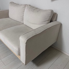 ベージュソファの画像