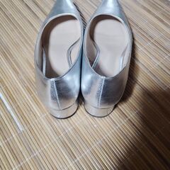 シルバーのパンプス25センチの画像