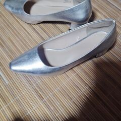 シルバーのパンプス25センチの画像