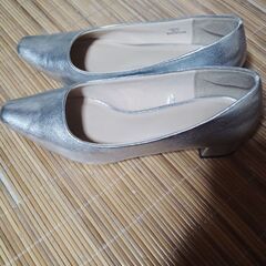 シルバーのパンプス25センチの画像