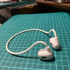 空気伝導式イヤホン耳を塞がないイヤホンの画像