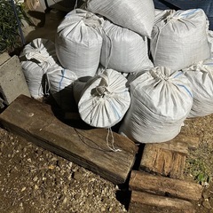 【無料】土19袋　石1袋　エイジング済み枕木の画像