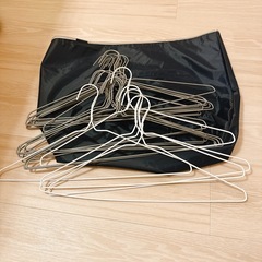 ワイヤーラックとハンガーの画像