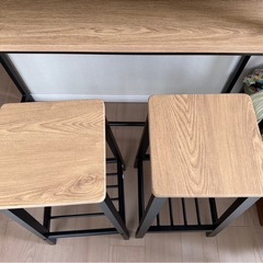 カウンターテーブル　椅子2脚付きの画像