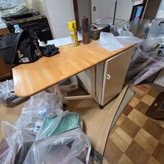 椅子２つ　折り畳み可能な机の画像