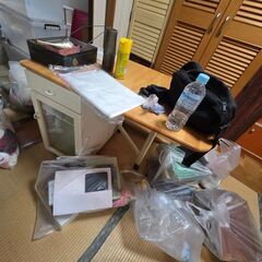 椅子２つ　折り畳み可能な机の画像