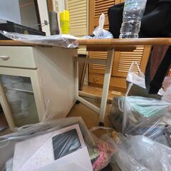 椅子２つ　折り畳み可能な机の画像