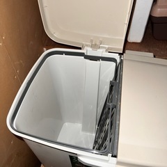 ゴミ箱&米びつの画像