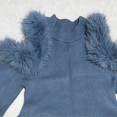 リブニットワンピース ファー付き肩あき ブルー ロング丈 長袖の画像