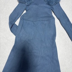 リブニットワンピース ファー付き肩あき ブルー ロング丈 長袖の画像